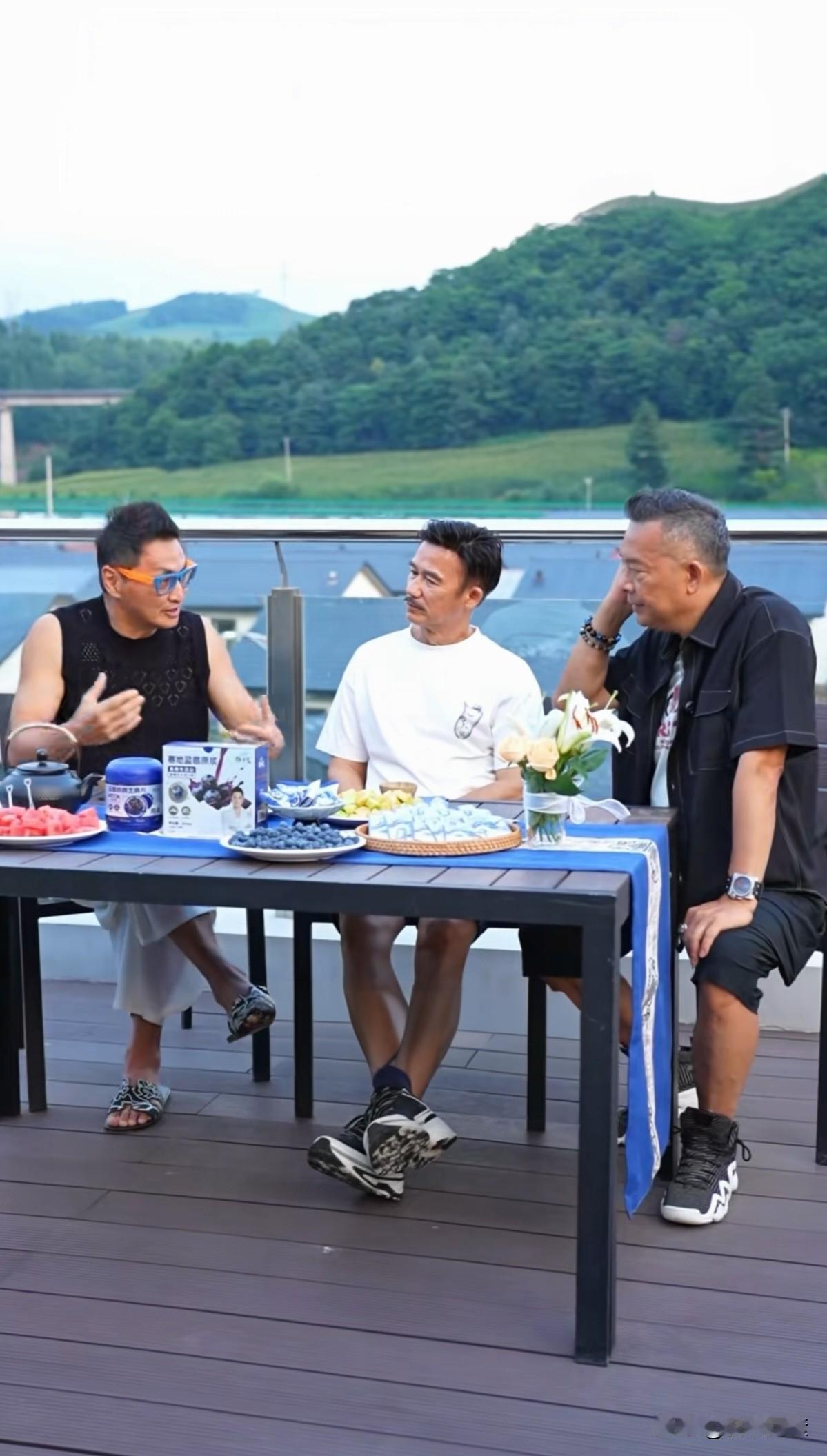 能够认齐这三位香港巨星的，应该都五十多岁的人了。他们基本代表了香港电影的黄金