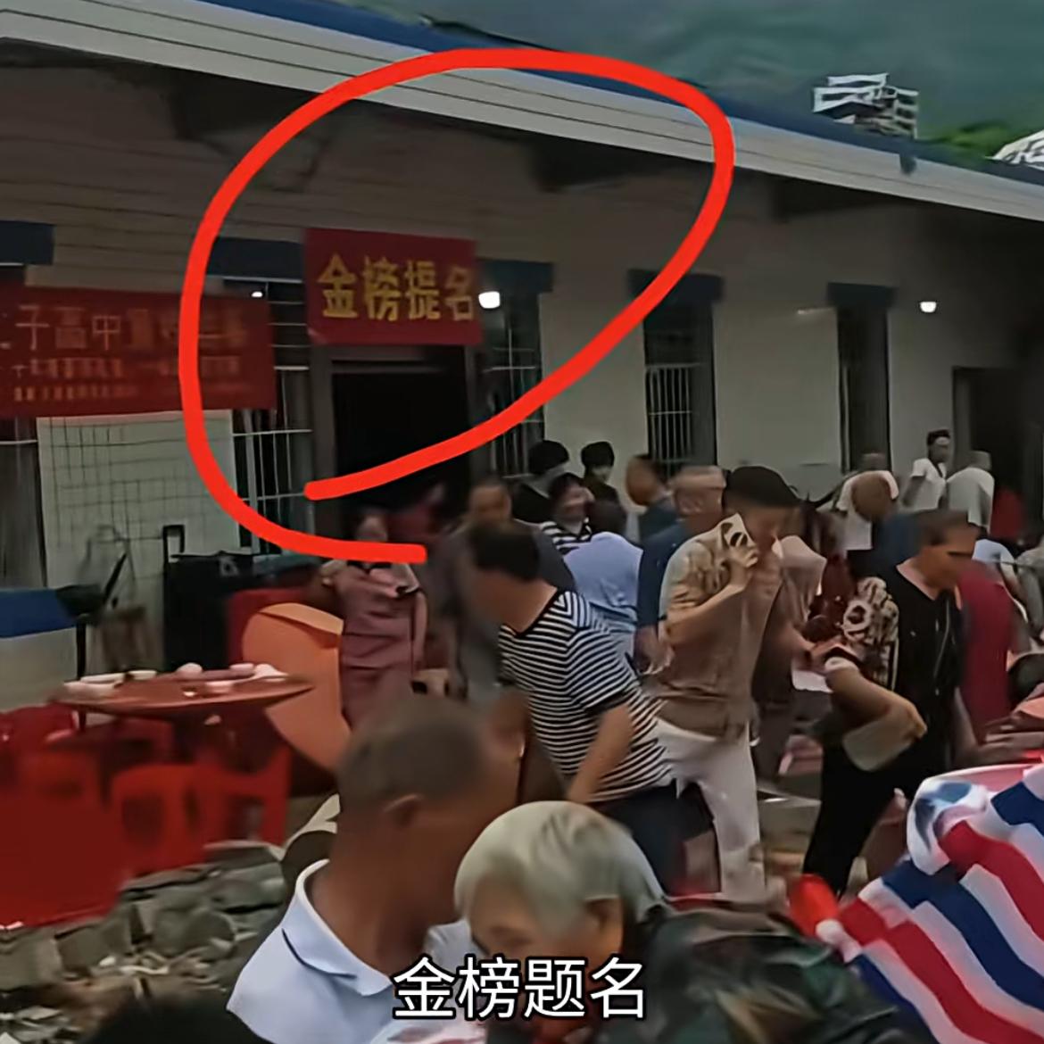 四川宜宾升学宴事件引发热议，当天上午办的是正餐，晚餐是帮忙干活的邻居继续第二餐，