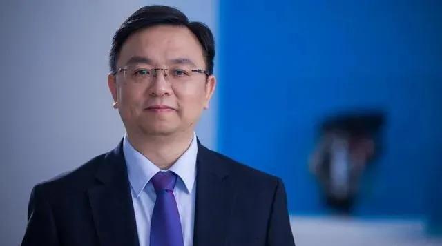 25岁的王传福站在深圳工商窗口前，拿起笔，在“亚迪”前面加了一个“比”字。那个