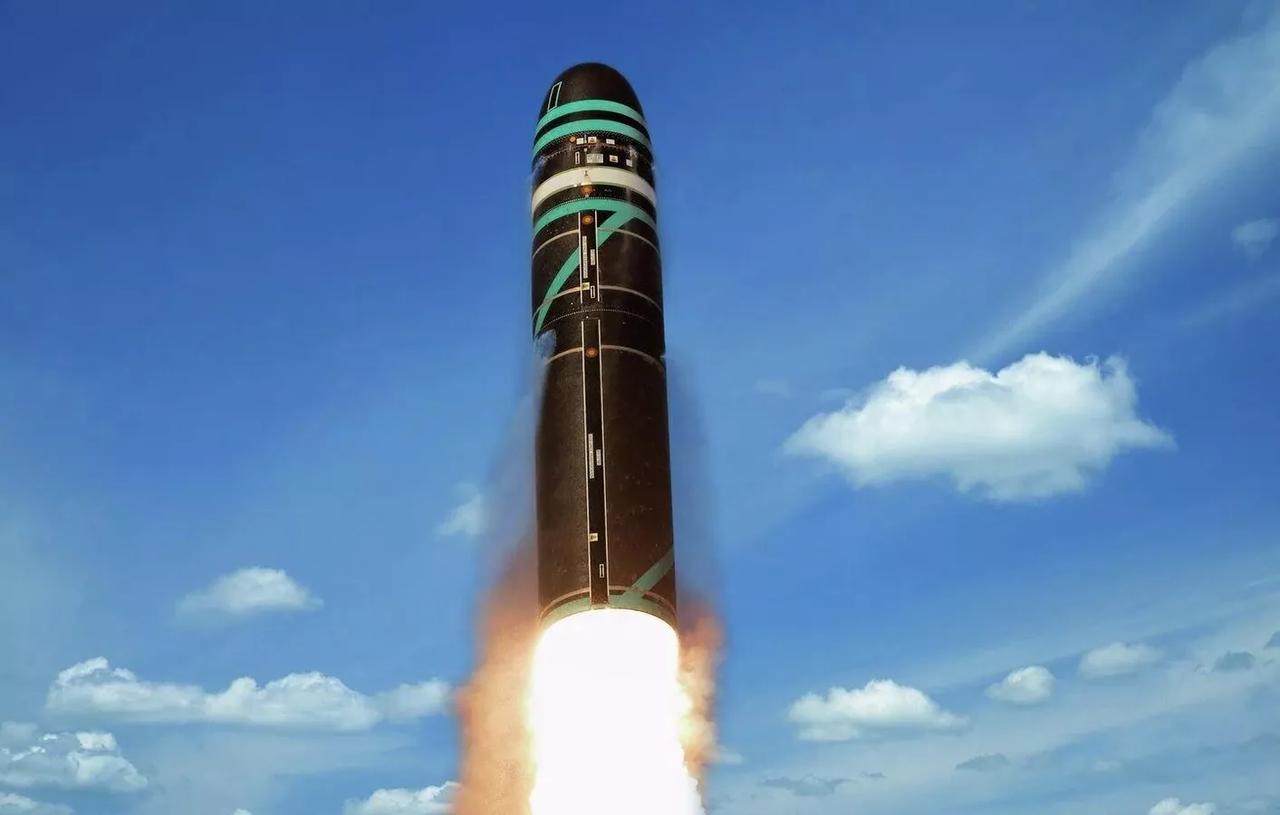 法国M51.3试射成功，射程破万还能变轨，终于追上中美俄了？法国总统马克龙亲自登