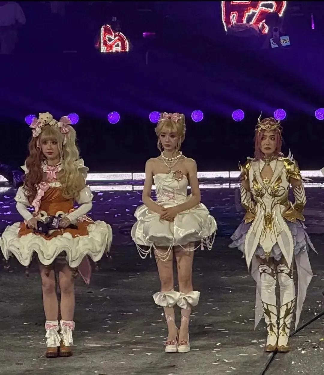 不愧是“四大普女”之首，这模样到底是怎么火起来的，只能活在美颜里的样貌，浓妆艳抹