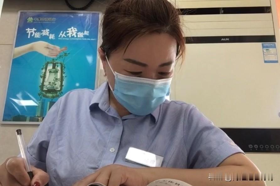 朋友说：你还敢存银行啊，你就不怕存款突然消失吗？作为银行的一名退休老兵，我不