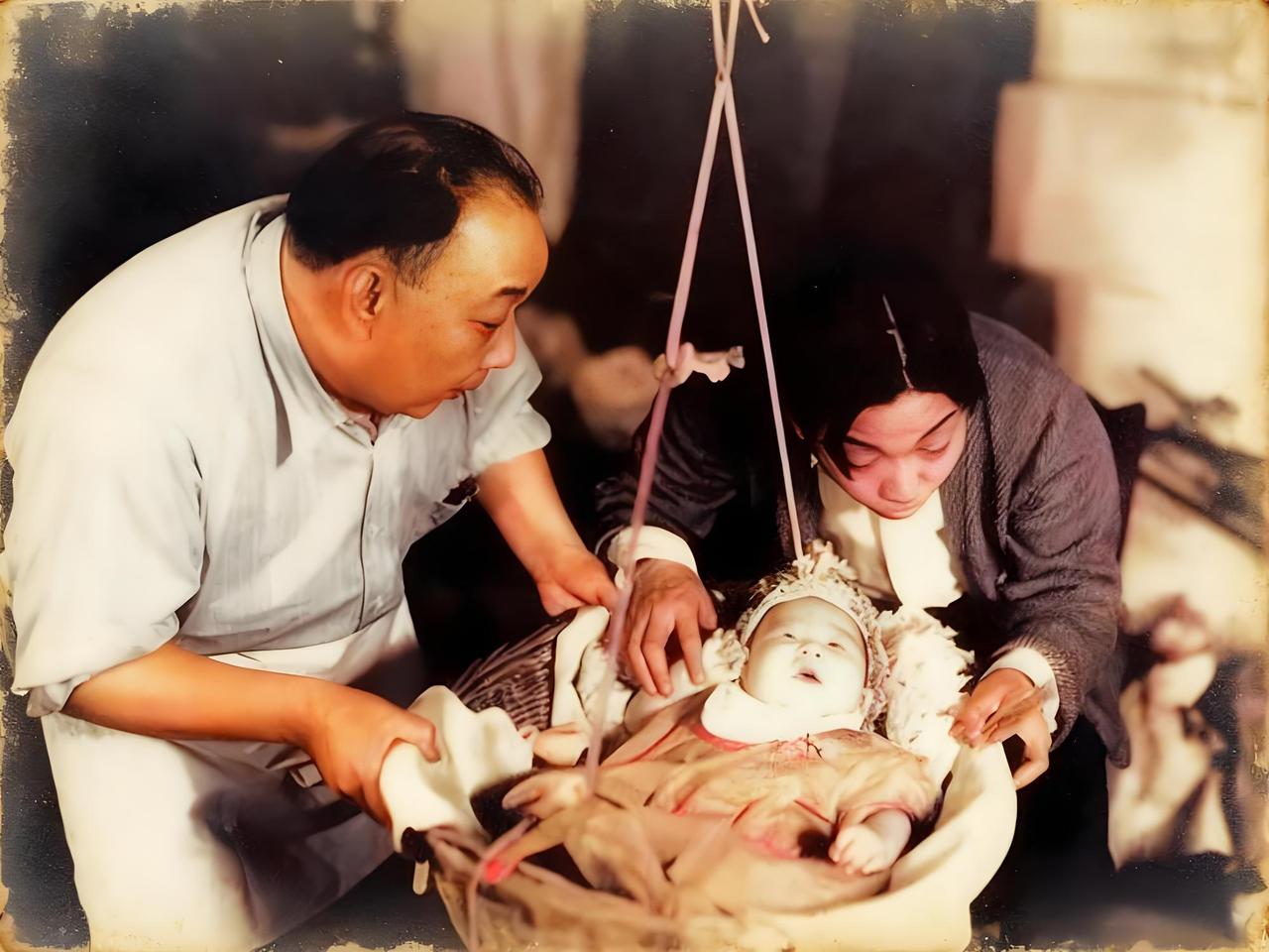 这张拍摄于1941年的照片，定格了李小龙人生中最早的银幕瞬间——彼时出生仅三个月