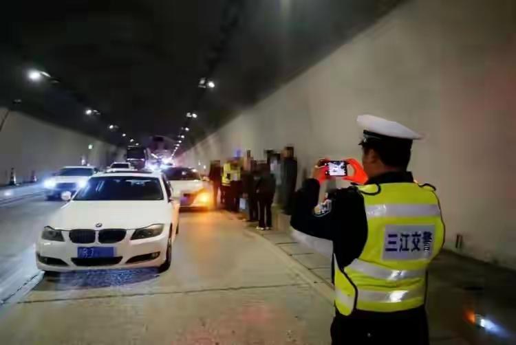 “一天被撞两次！女车主崩溃哭诉：头尾全毁，我到底做错了什么？”——春运高速惊魂实