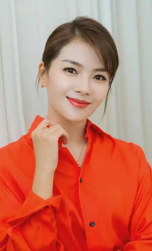 刘涛的迷人，恰似一轴缓缓铺陈的绝美长卷，每一笔都勾勒出令人心醉神迷的韵致，多维且