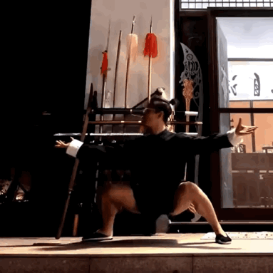 最正宗的太极。这腿，太厉害了，会不会一脚踢倒一头牛？还是个女生？还戴个眼镜