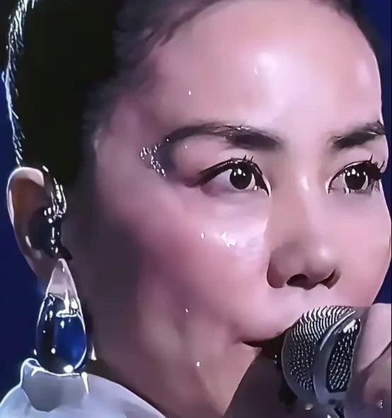 王菲的眉毛就是这个男人设计妆造的——Titikwanicon。暂时不知道他的中文