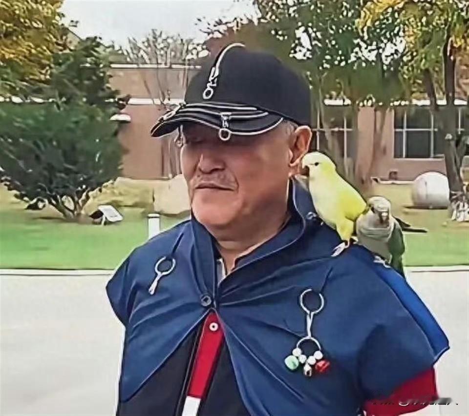 赵本山近况最近有网友在三亚偶遇赵本山老师，老爷子正悠闲遛鸟，日子过得太舒坦了！