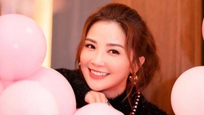 你知道吗？蔡卓妍官宣结婚了！4月28日，阿Sa在社交平台晒出婚纱照与钻戒，配文“