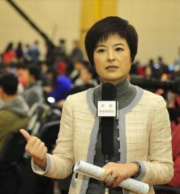 42岁的央视主持人张泉灵辞去工作后，趁着60岁的丈夫不注意，带着存款147万，前