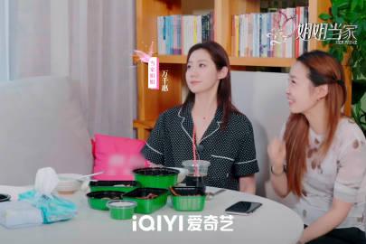 万千惠的大学同学凯元诚惶诚恐的接过万千惠送的三宝的曲谱，那一刻万千惠估计会为自己