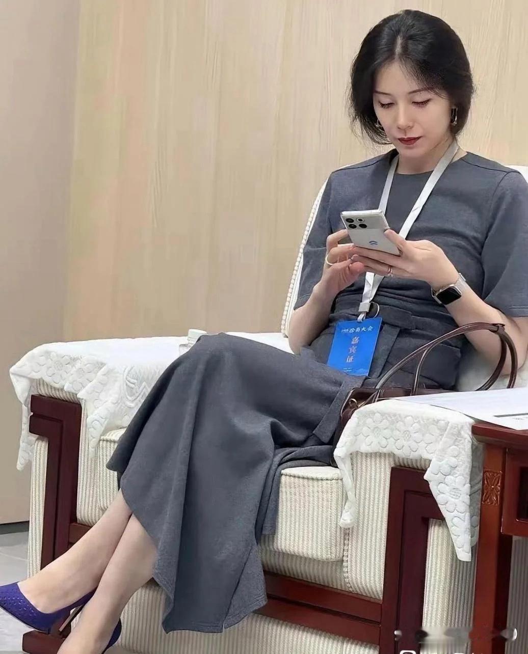 哪里漂亮了？她只是皮肤超级白