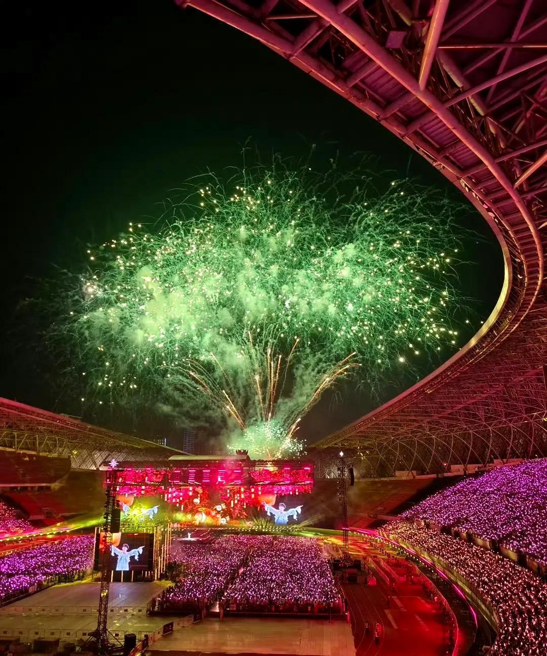 周深贵阳演唱会烟花许愿树！太漂亮！！！太震撼了！！！演唱是顶级的，大屏幕、音