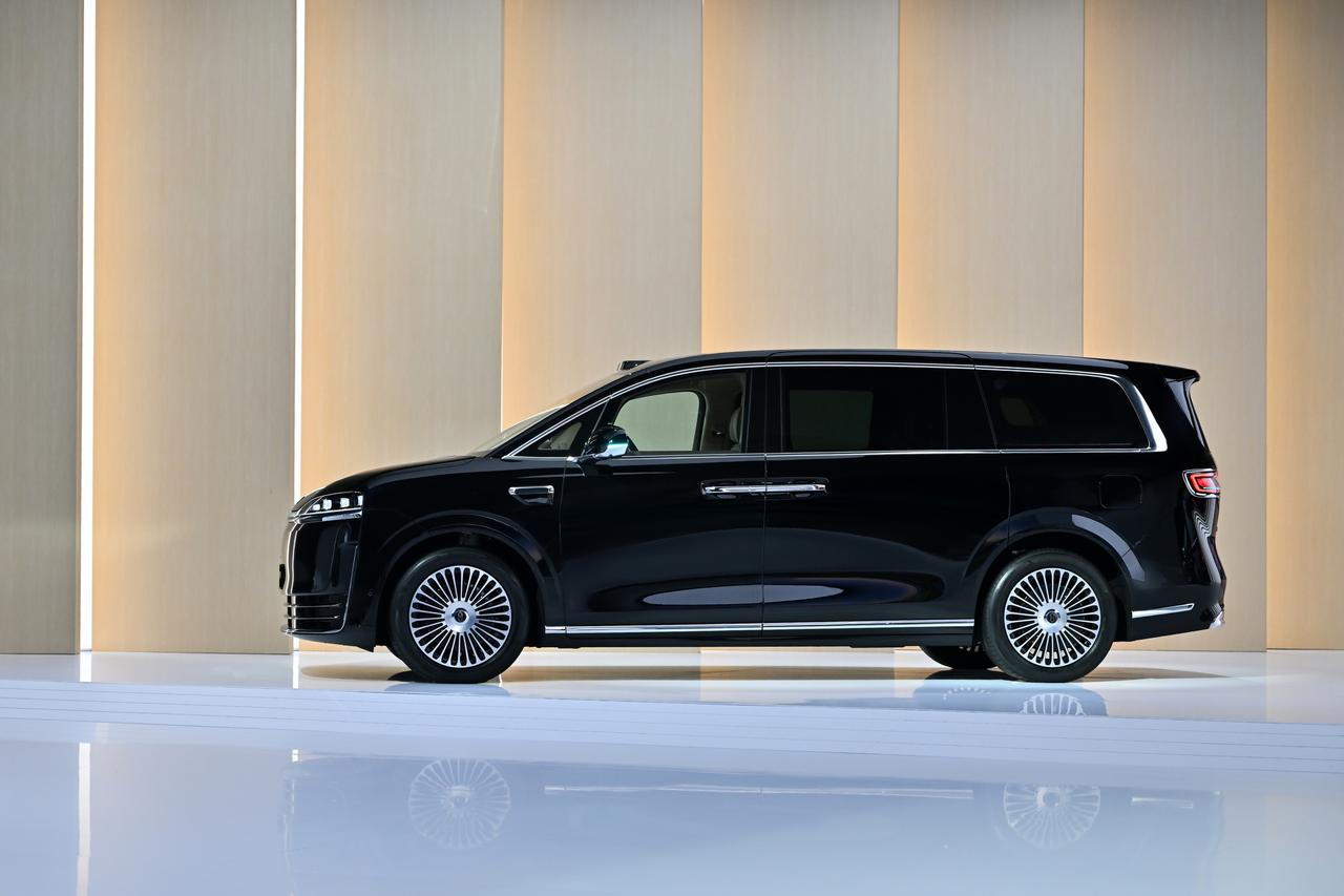 智界V9这台MPV，简直是把黑科技焊在了车上！自从3月23日实车亮相，不愧是鸿蒙