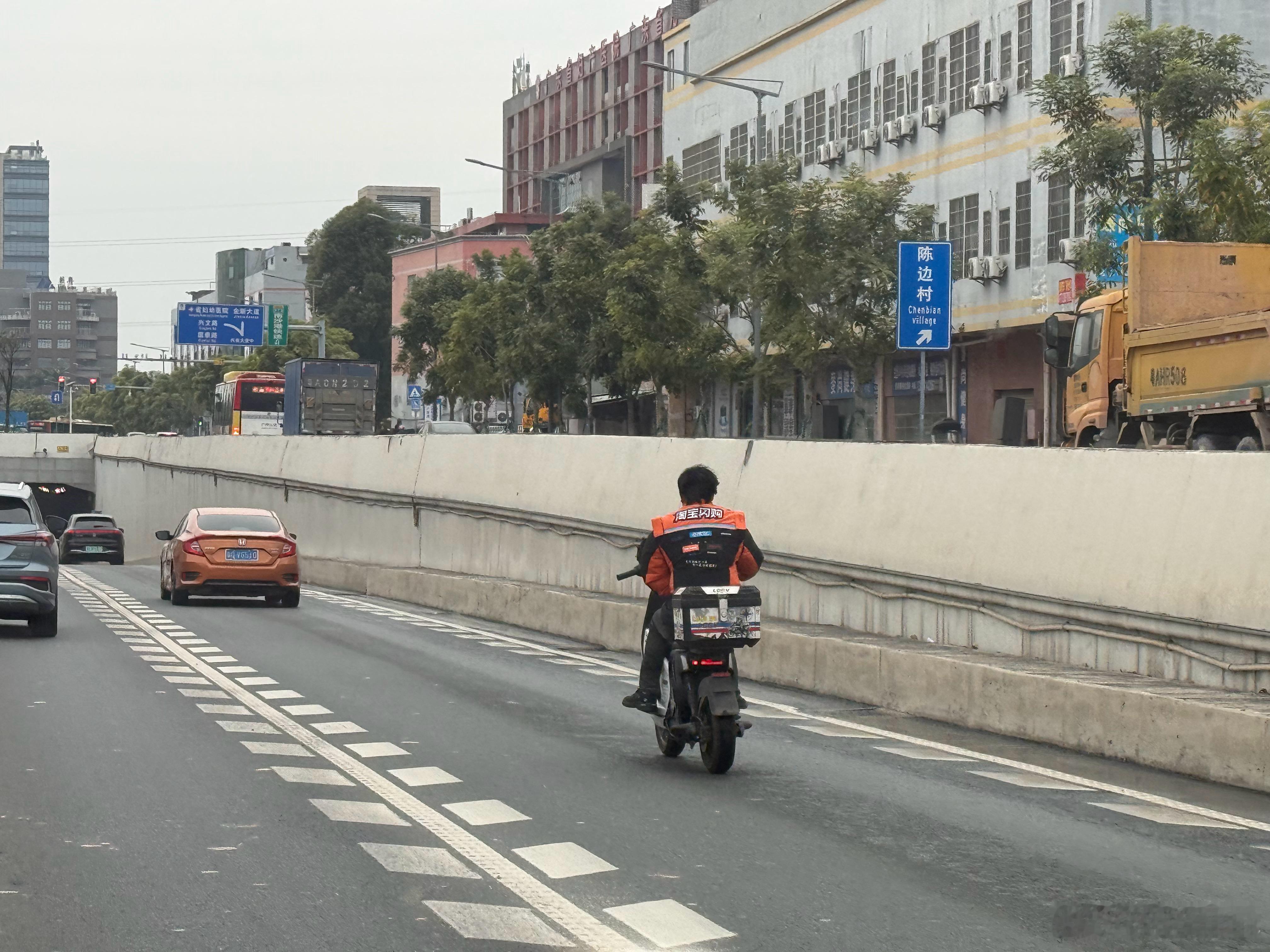 时速77公里，竟然追不上电鸡！怎么说呢，生活不易，但也不要太拼！