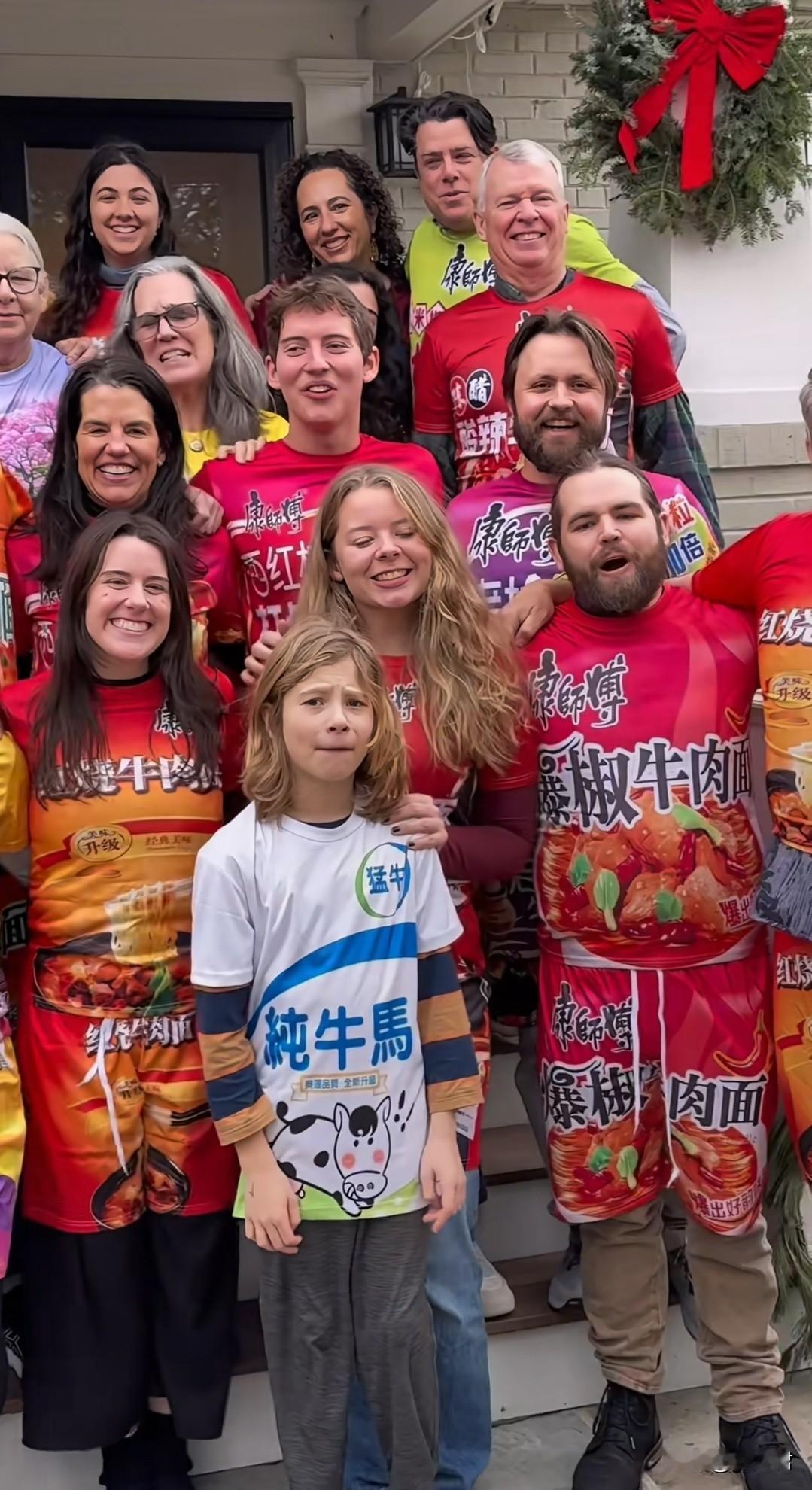 今年歪果仁过圣诞节，和过去有点不一样，开始导入中式文化元素，国内网友纷纷表示亲切