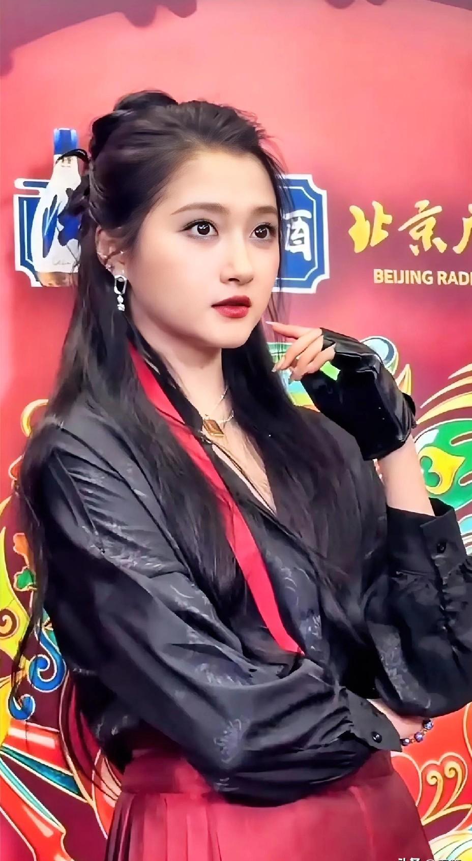 别再猜关晓彤鹿晗分没分手了，那个被她当众拒掉的玩偶，才是读懂她事业野心的“密电”