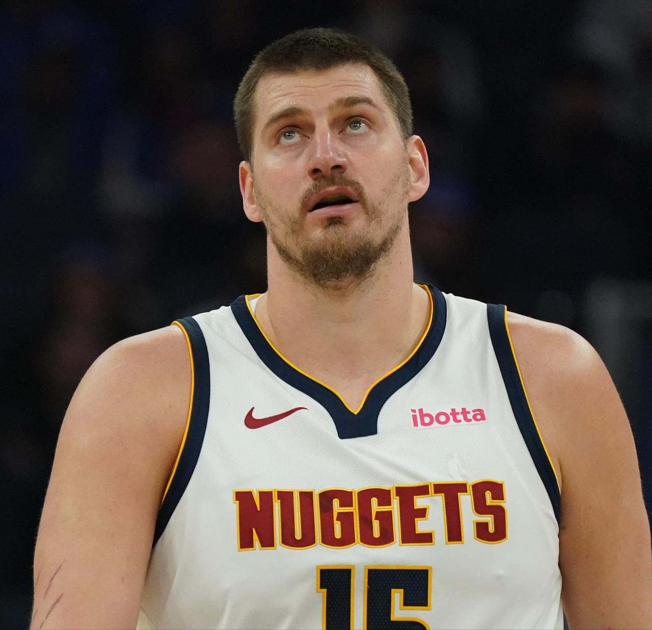 约基奇缺阵：掘金10胜6负约基奇复出：掘金7胜10负按照媒体对詹姆斯的标准