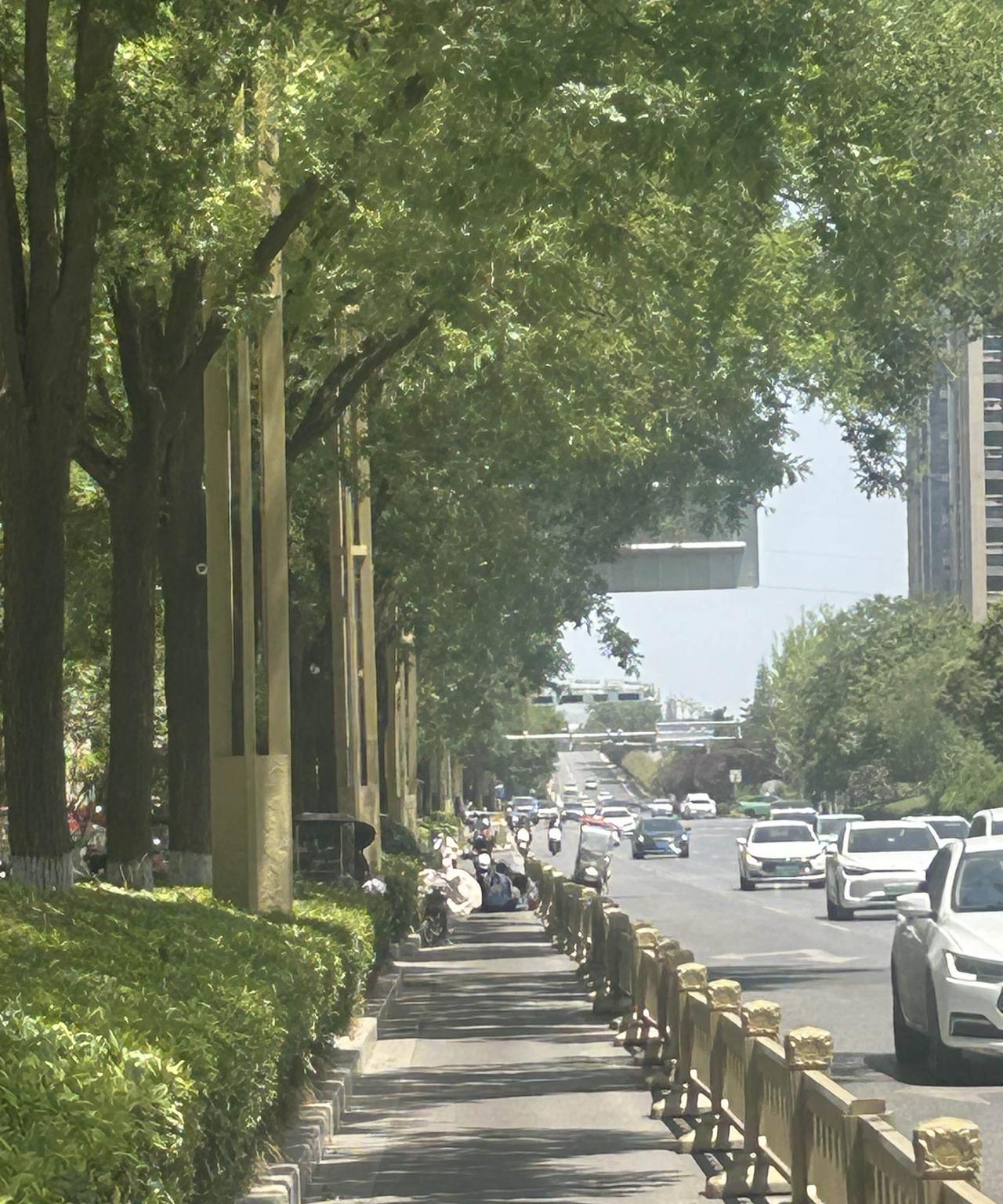 西安混乱的交通秩序这次的受害者是图一中的三个大人，两个小孩。其中一个女士摔倒后被