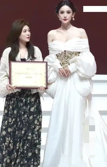娜扎美成神仙了一边是现实中的美女，一边是仙境中的仙女。美女斜眼看比自己高出许多