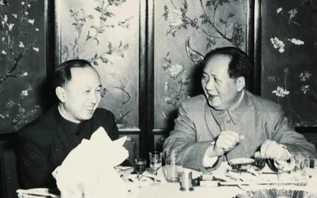 1956年政协会议后的晚宴上，毛主席特邀回国不久的大科学家钱学森到主桌就餐，期间