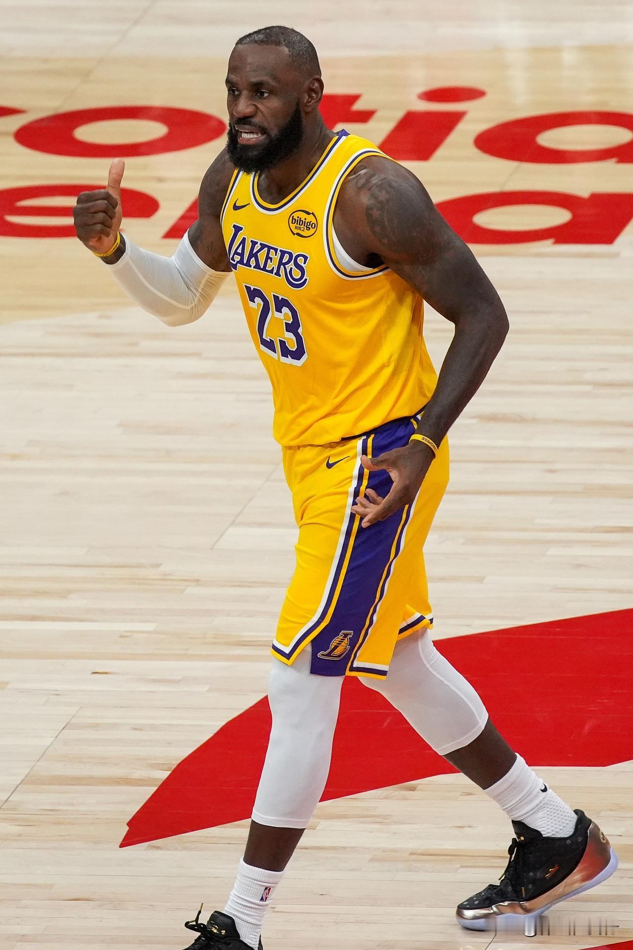 詹姆斯29+7+6，得分创赛季新高，关键时刻尽显英雄本色NBA常规赛，湖人客