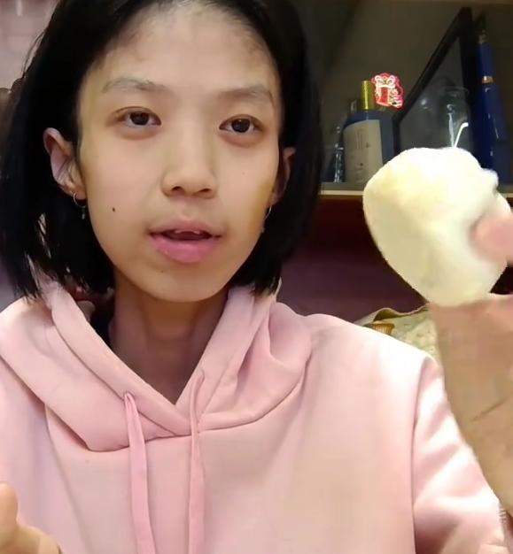 一个刚满20岁的女大学生，脸蛋嫩得能掐出水，可是她身上最隐秘的那个部位，居然已经