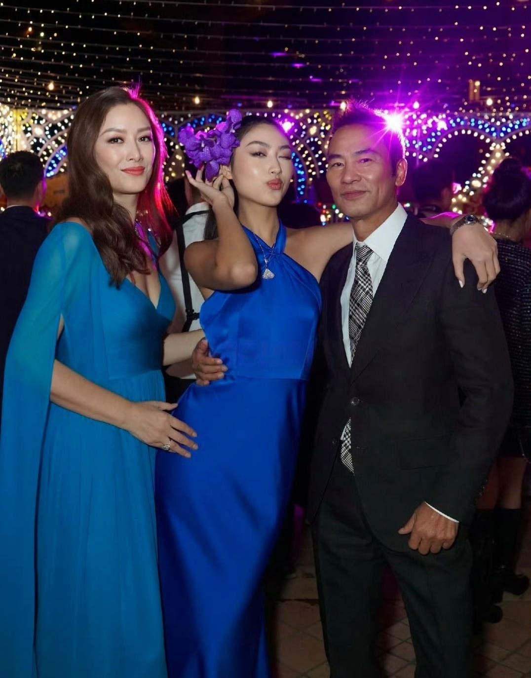 任达华和老婆女儿一起参加晚宴派对，他的女儿才21岁，长得非常漂亮，身材堪比超模。