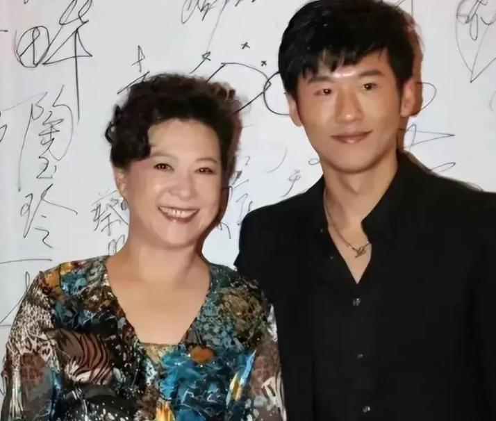 百花奖刚结束，王骁的名字就被顶上了热搜。不是因为他拿了奖，而是因为他老婆被扒了出