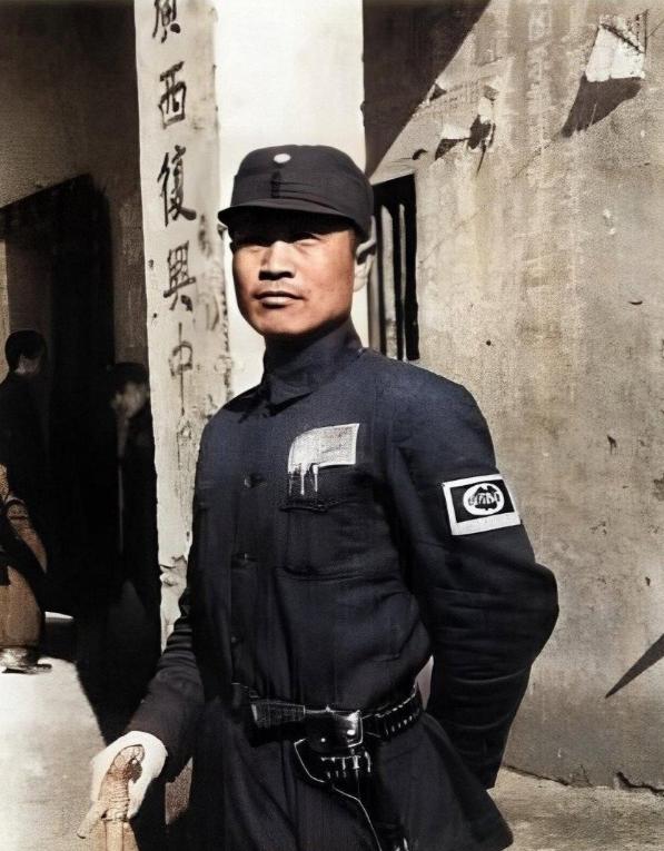 1948年淮海战役，宪兵强行拦下杜聿明座驾，正要掀开后备箱，杜聿明拉下车窗冷冷吐