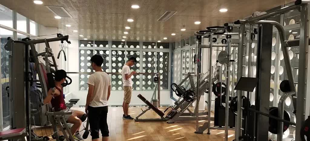 广东男子实名举报妻子出轨健身教练冲上热搜后，所有结婚的男同志都不淡定了。