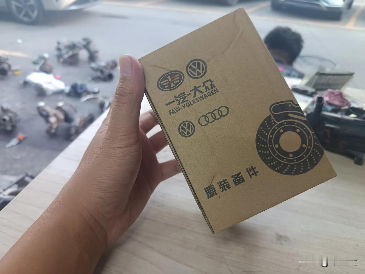 有时候想想，奥迪配件真不贵2018年的A6L车窗玻璃的升降开关坏了原厂换一