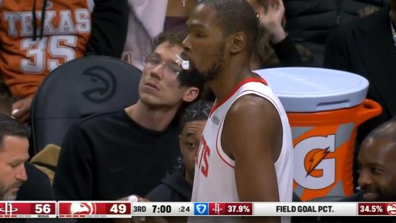 杜兰特轰31+5擒老鹰: 单节16分挥舞死神镰刀 嘴巴被打出血后怒喷对手