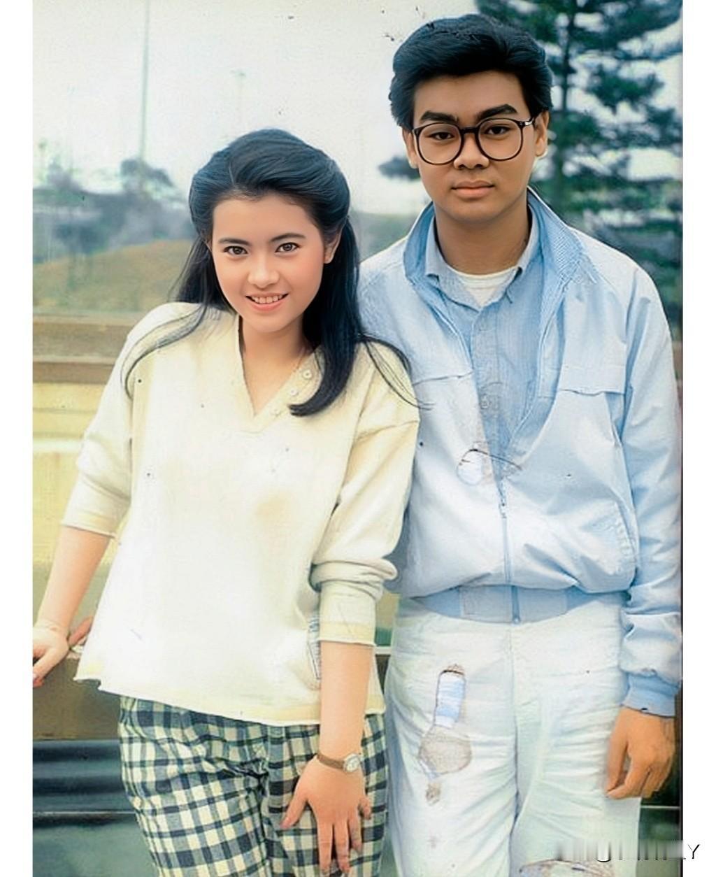 这张照片拍摄于1984年，21岁的蓝洁瑛和一位男子的留影旧照，照片中的蓝洁瑛笑容