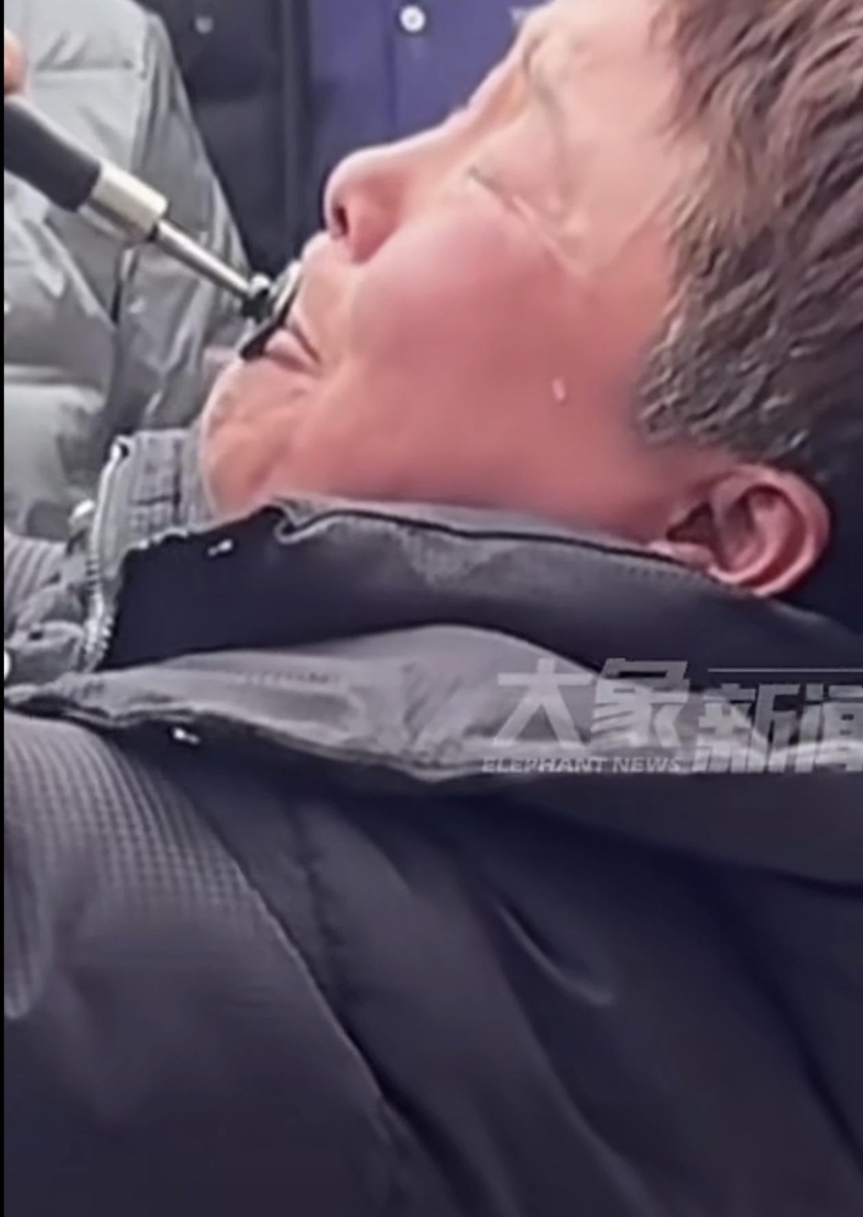 唢呐声里的生死约定，这才是最戳人的中国式告别。河南这场葬礼上，女子站在灵前