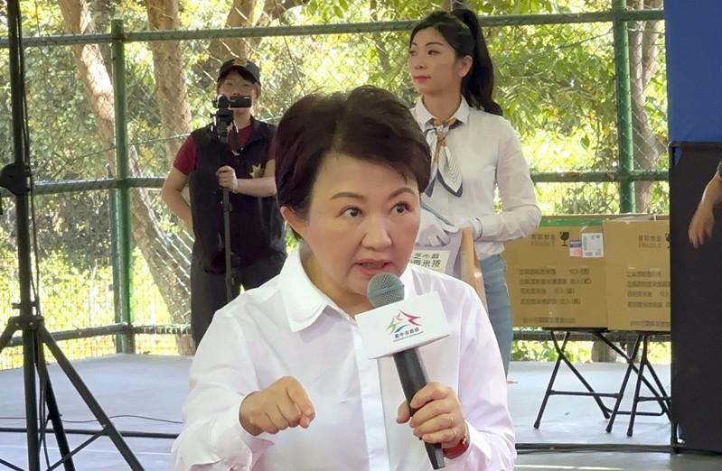 卢秀燕的双标卢秀燕挂在嘴边的一句话就是“上班时间不谈政治”，然而，这句话也是分