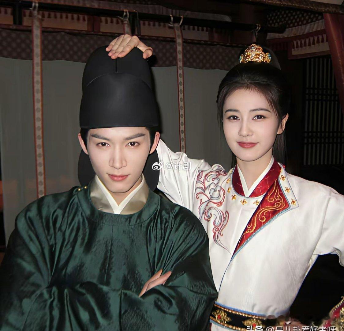 王星越这体質是不是有点玄学？？跟吴谨言在《墨雨云间》里火得一塌糊涂简直就是天