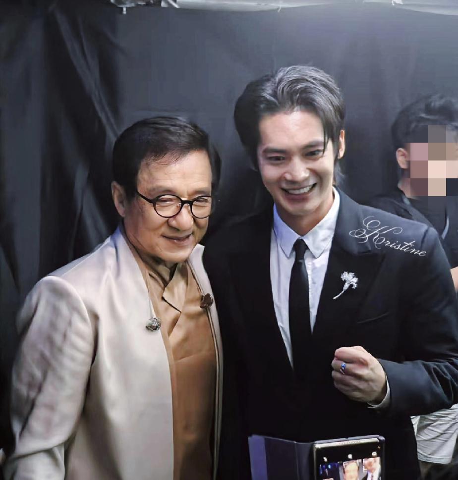 于适，轻舟已过万重山！能和成龙大哥合影，他会像王力宏一样事业再次回到巅峰！