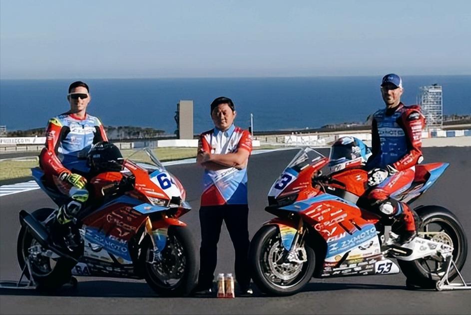 敬礼！全体起立，向张雪机车。3月28-29日，张雪机车在WSBK