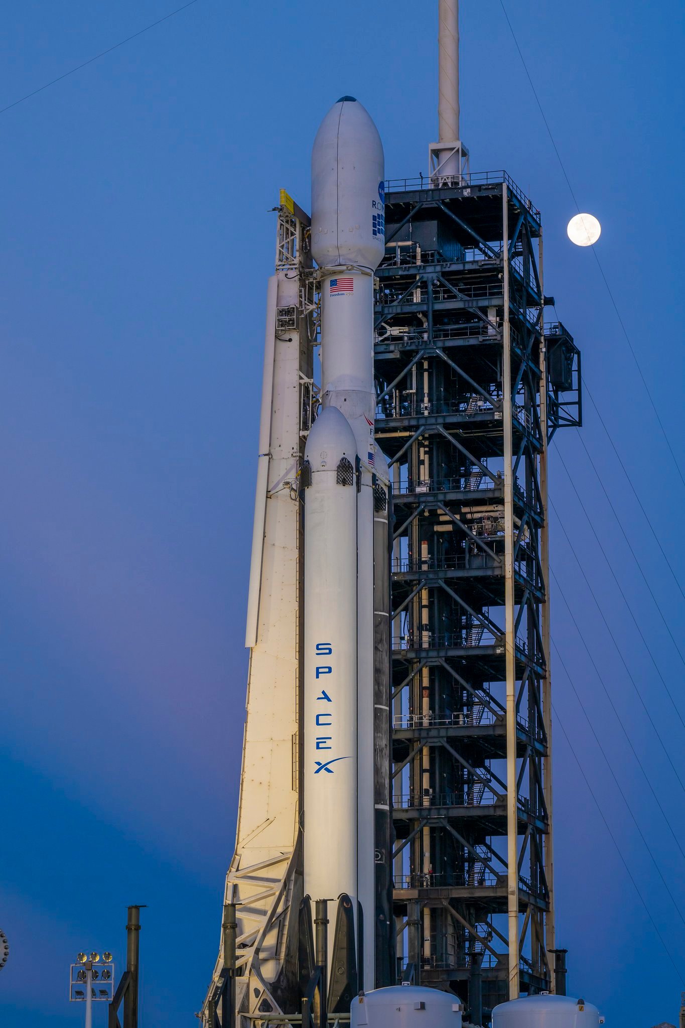 SpaceX猎鹰重型火箭第二级加注液氧完毕，为梅林真空发动机提供燃烧所需的氧化剂