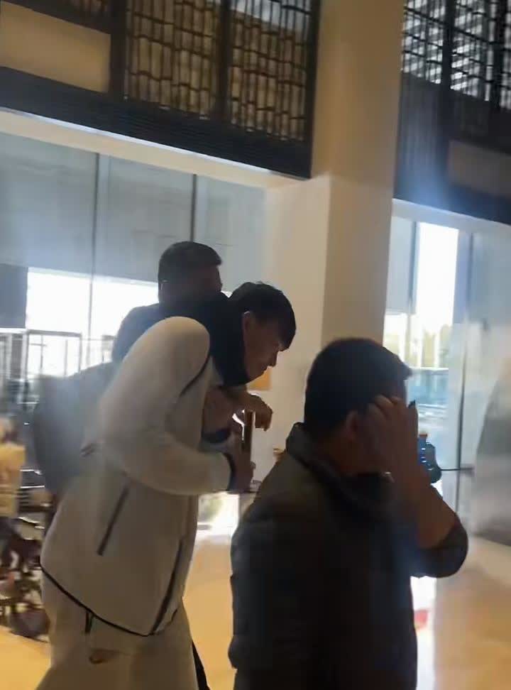 这是个什么个情况？张昊走进酒店，然后杜锋抢先一步，拍了一下张昊，揽着他的脖子不许