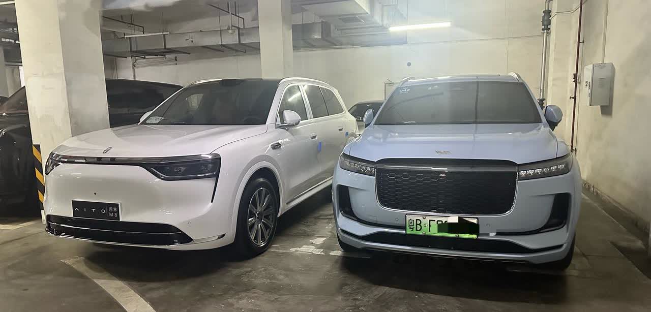 邻居提了问界M8，确实比我的one要大一圈，而且白色确实还不错，看着非常大，这比