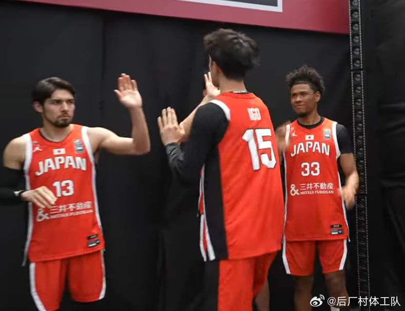 看这一黑一白，红色球衣，还以为加拿大队呢FIBA3x3亚洲杯
