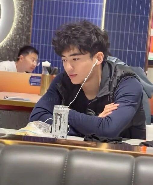 谢霆锋的儿子被卷发封印了颜值网友帮他P了一下结果惊呆了原图里蓬松慵懒的