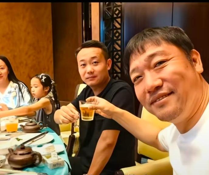 贾冰这次真正失去的，可能不是几个粉丝，也不是一顿饭局上的体面。而是以后再坐到朋友