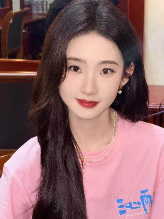 张艺凡演我看见小猫一步三回头捕获张艺凡只需要一只小猫猫全程淡定，一眼都没正看她