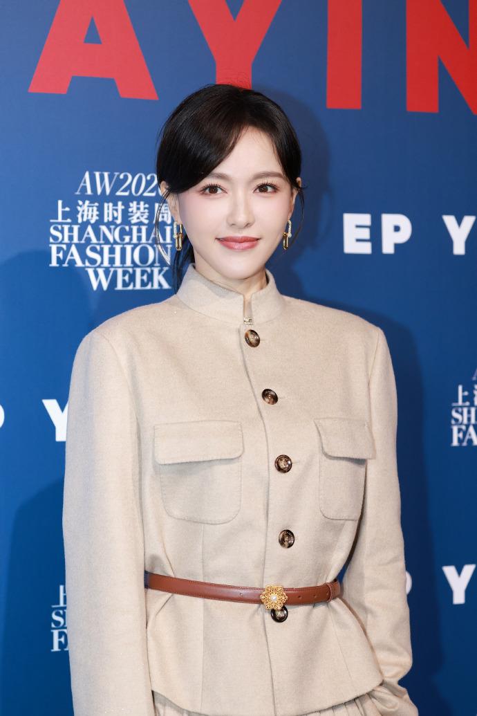 最近唐嫣在上海出席时尚活动的时候搭配了一身米色的衣服，整个人显得好年轻，气质也不