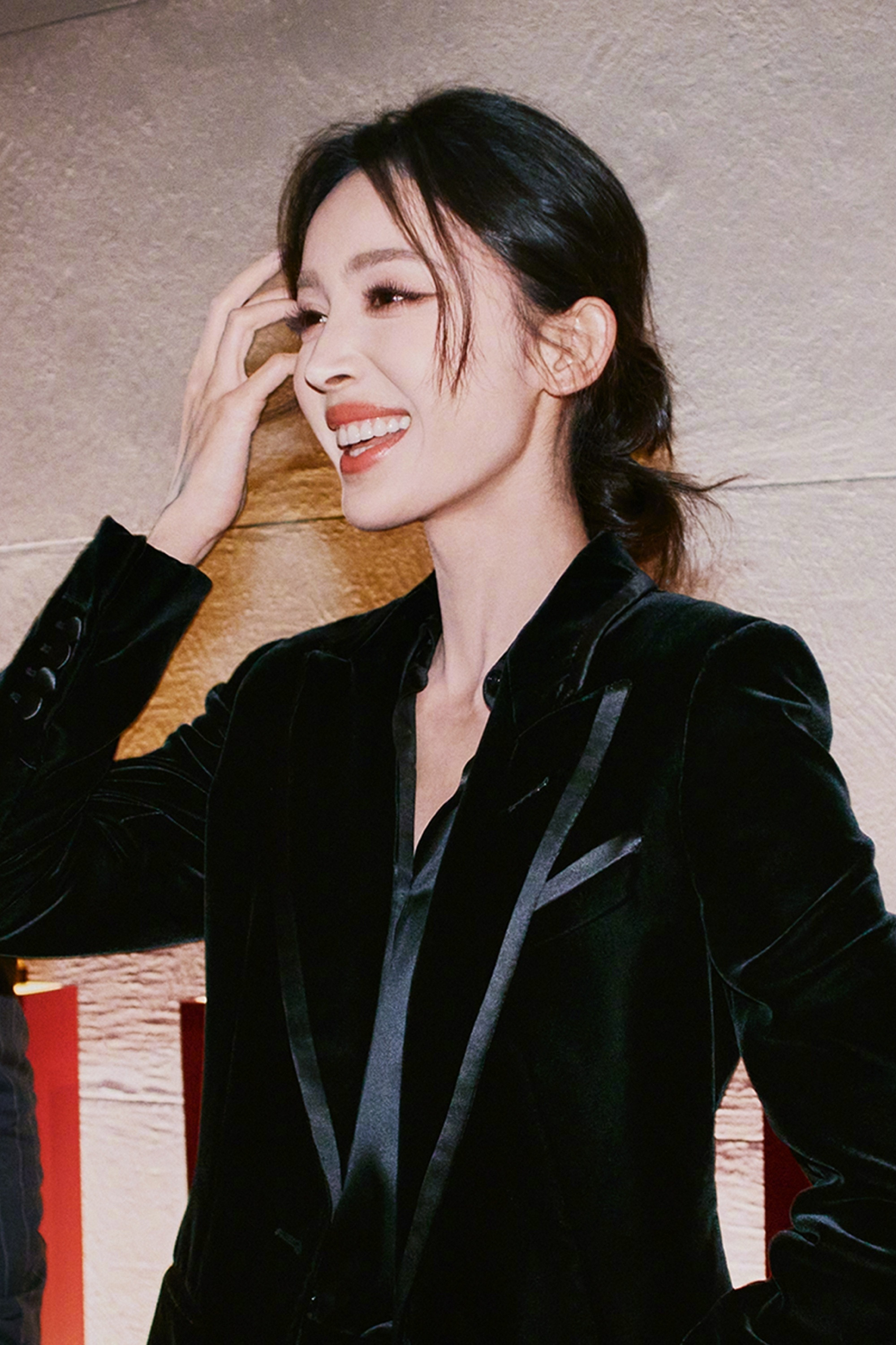 气场拉满！娜扎凭丝绒西装造型slay全场时刻​​​