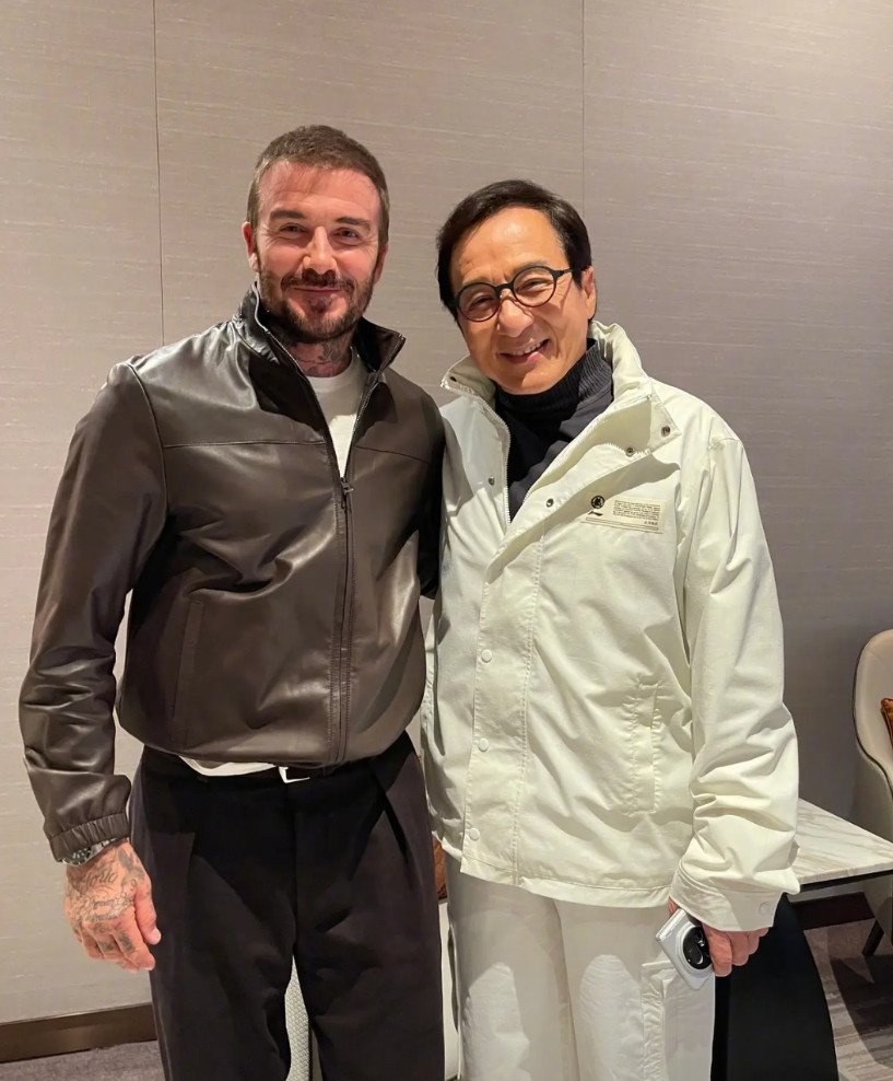 不懂就问，成龙用的手机是什么牌子的？你们知道吗？从镜头Deco以及摄像头排布