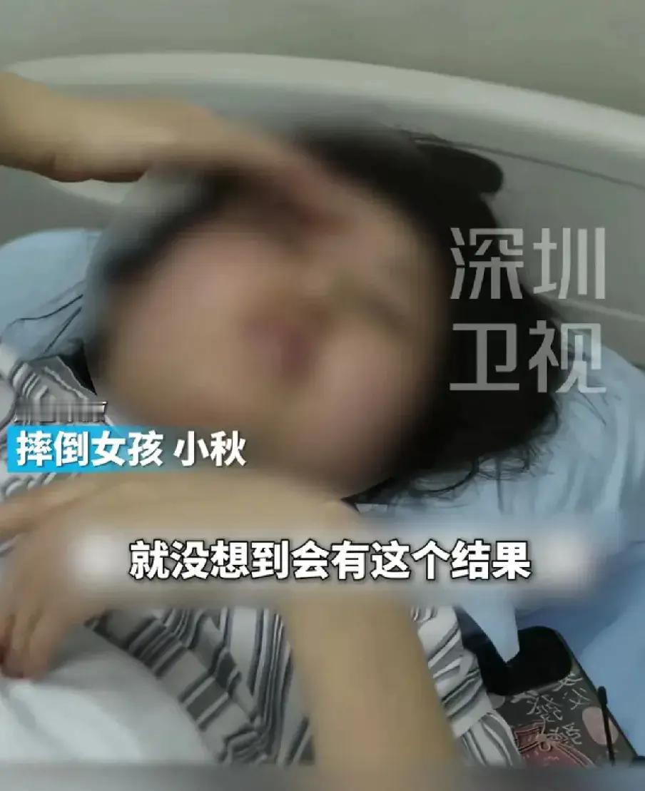 后悔！近日，一25岁女子，边下楼梯边低头玩手机，谁料，一下子踩空了，好巧不巧，直